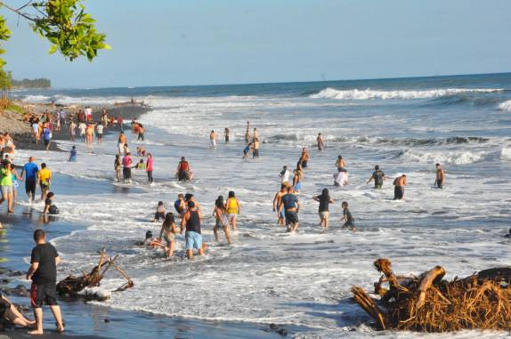 Domingão, praia cheia em El Tunco, litoral de El Salvador